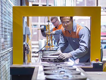 dos hombres en una cadena de montaje