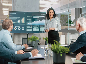 mujer presentando en una reunión