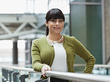 mujer con suéter verde
