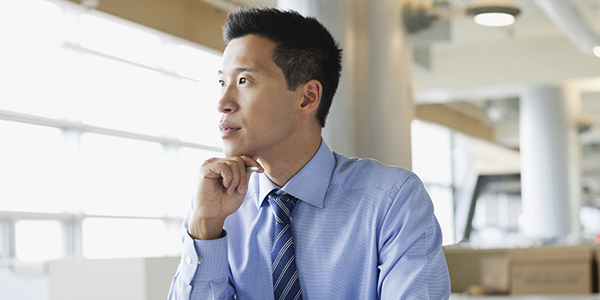 hombre en oficina pensando