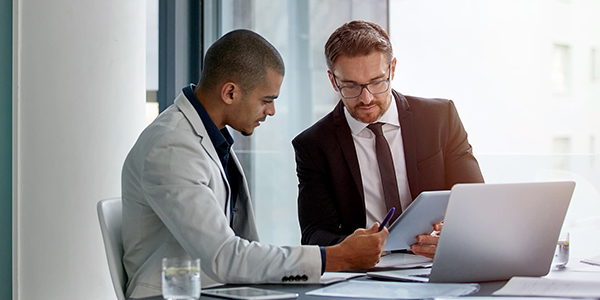 reunión de dos hombres de negocios