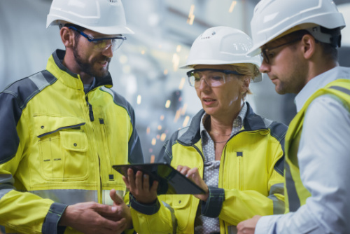 Ingenieros mirando alrededor de una tableta