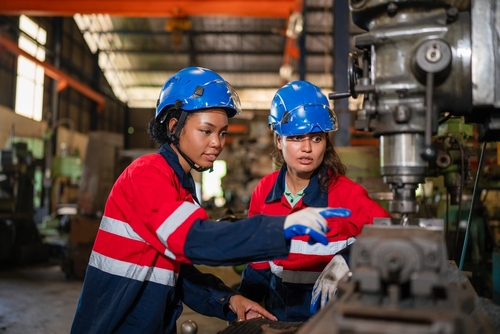 Ingenieros mecánicos inspeccionando una máquina.