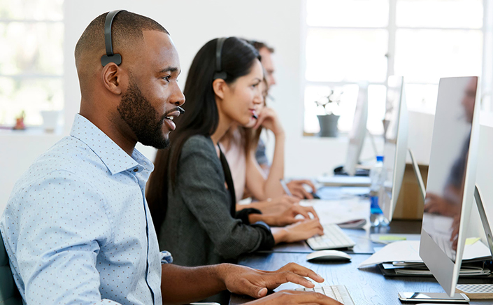 trabajador del centro de llamadas al teléfono
