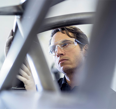 ingeniero que trabaja con producto