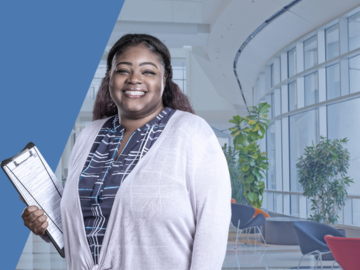 Mujer con portapapeles edificio profesional