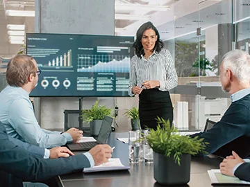 Mujer presentando en una reunión