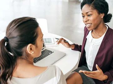 Dos mujeres reunidas
