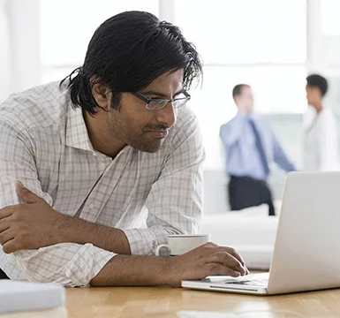 hombre trabajando con una computadora portátil